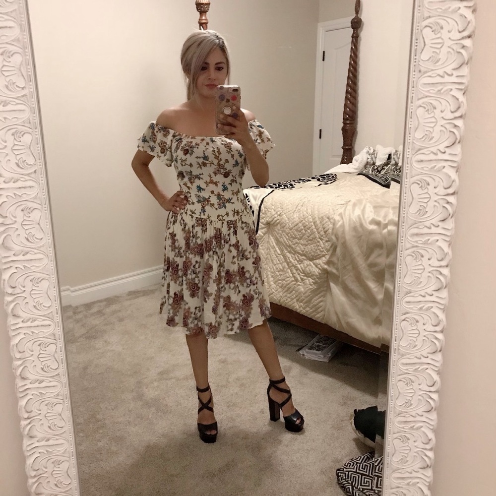 NWT AQUA, Gorgeous dress off shoulder